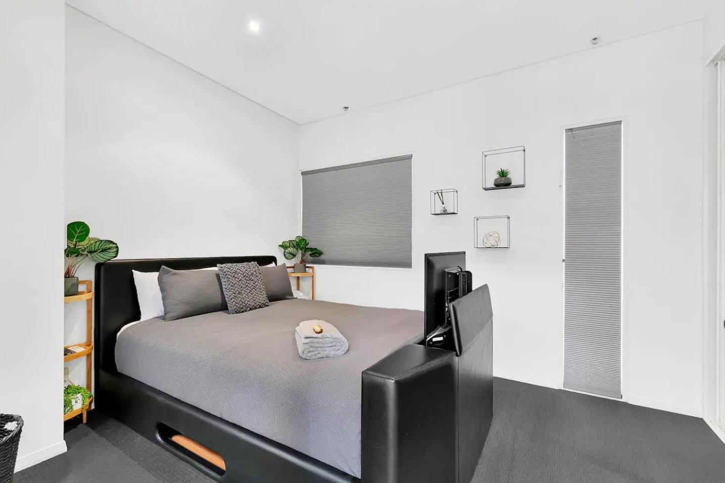 Entire 2 Bedroom Penthouse With Carpark Apartment