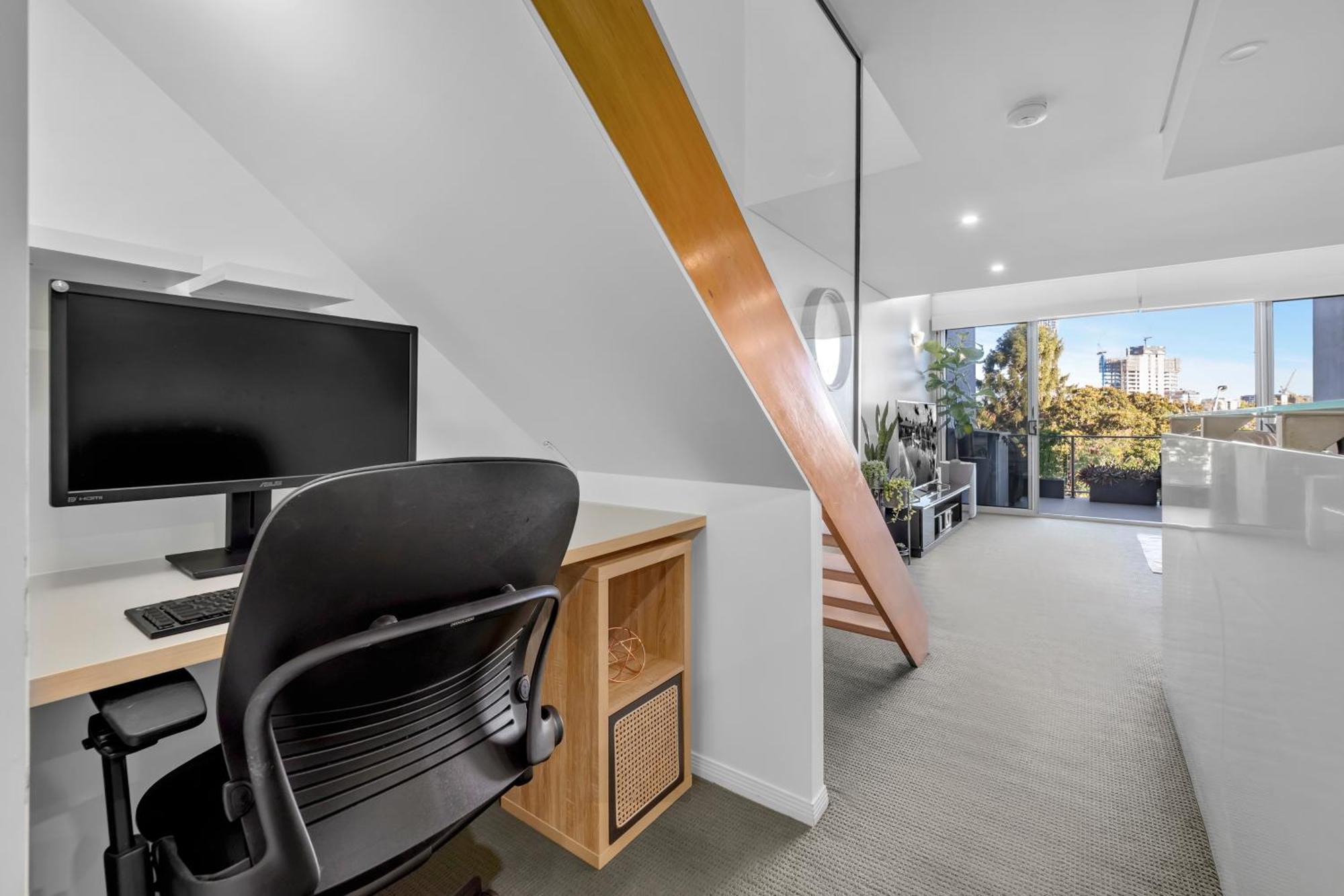 Entire 2 Bedroom Penthouse With Carpark Apartment *