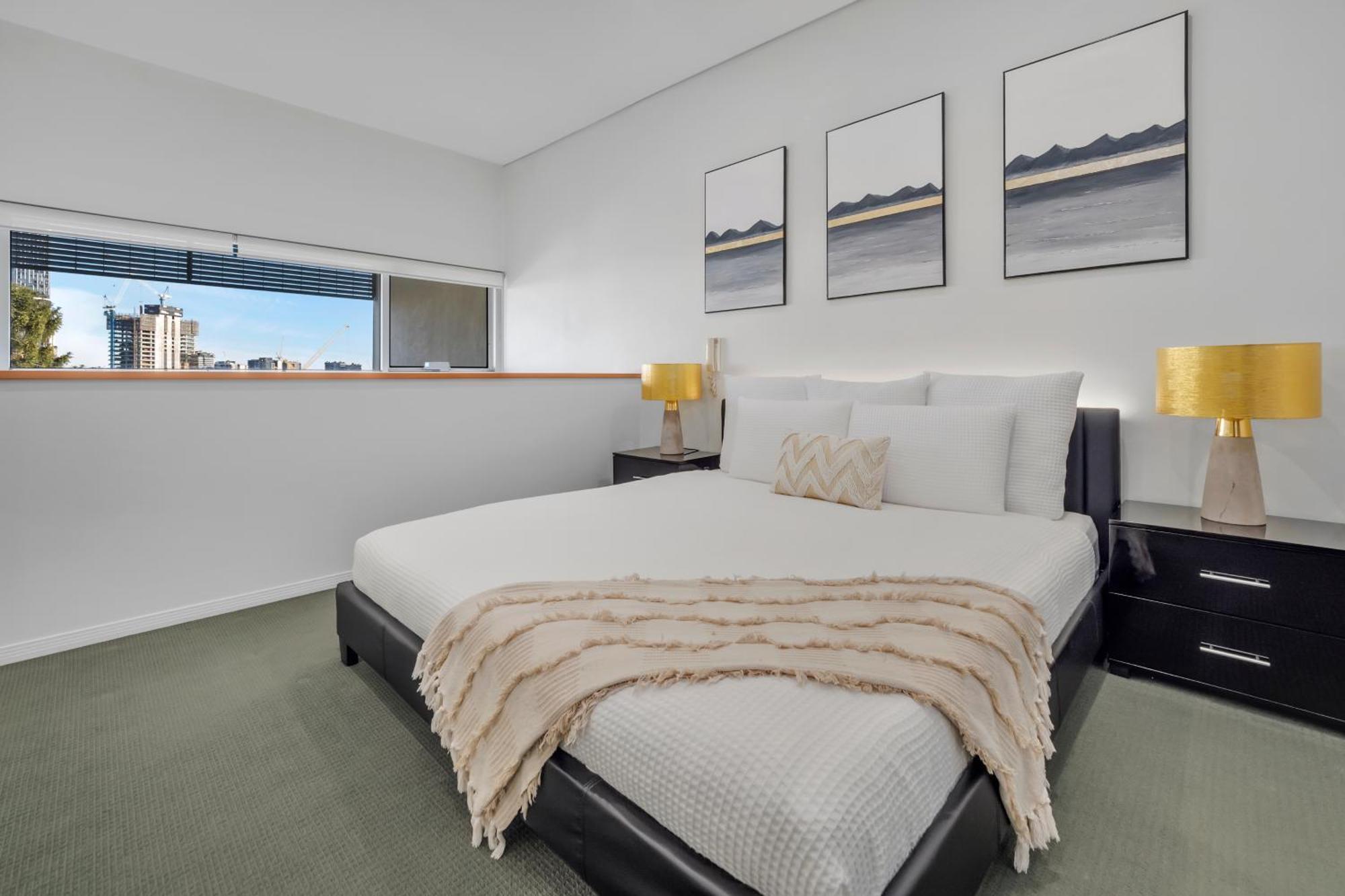 Entire 2 Bedroom Penthouse With Carpark