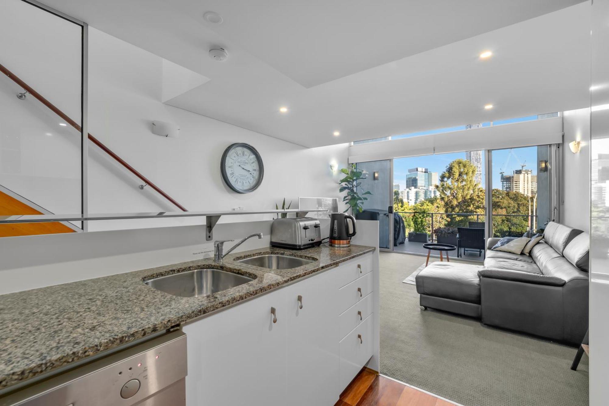 Apartment Entire 2 Bedroom Penthouse With Carpark *